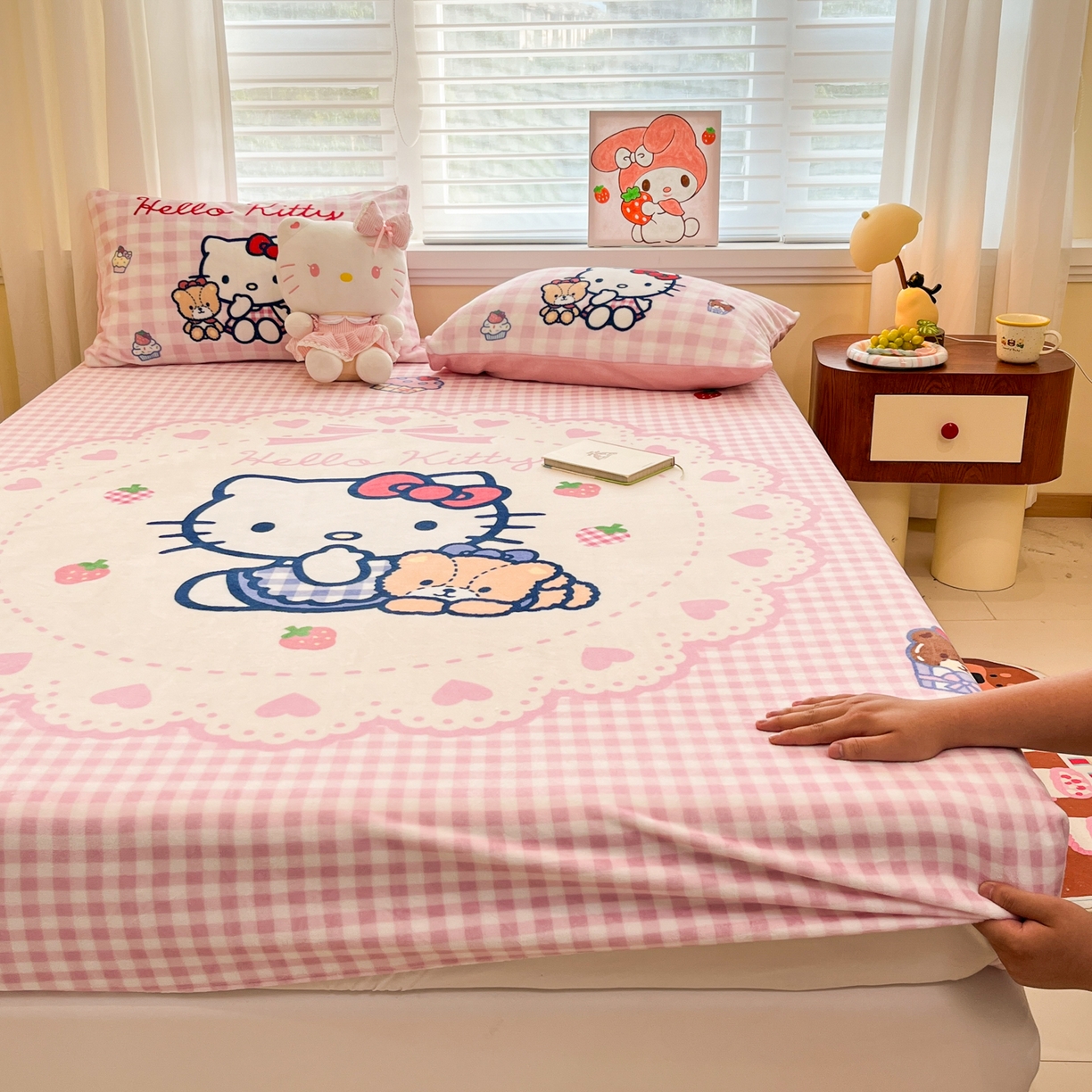 91家纺网 家纺一手货源 找家纺 金爱家 2025新款大版三丽鸥高克重牛奶绒保暖床笠 绒单品-奶油kt