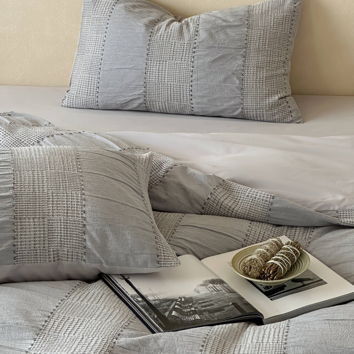 91家纺网 家纺一手货源 找家纺 云上 2025新款法式全棉纯棉串绳华夫格四件套 串绳-烟灰