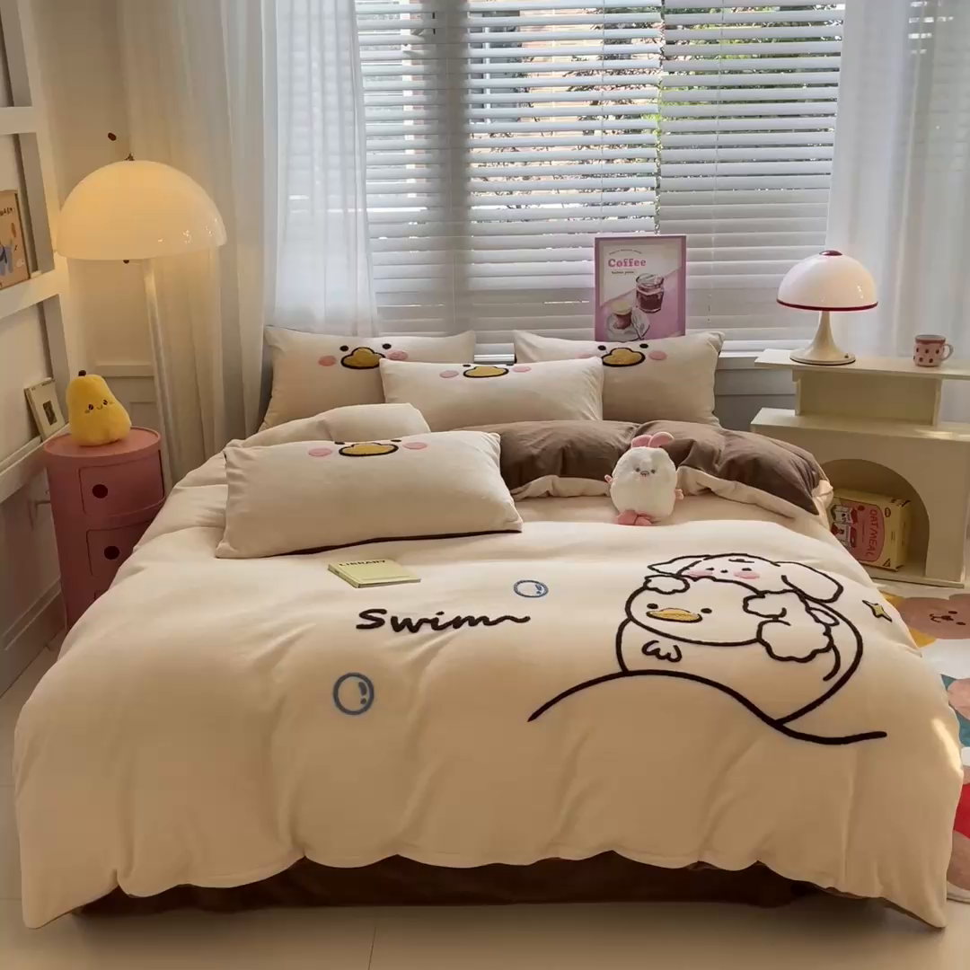 91家纺网 家纺一手货源 找家纺 丽涵家纺 2025秋冬新款全工艺牛奶绒大版毛巾绣四件套 小狗摇摇乐-奶白