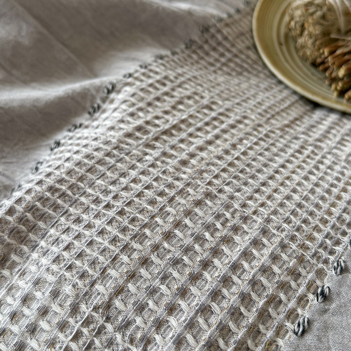 91家纺网 家纺一手货源 找家纺 云上 2025新款法式全棉纯棉串绳华夫格四件套 串绳-烟灰