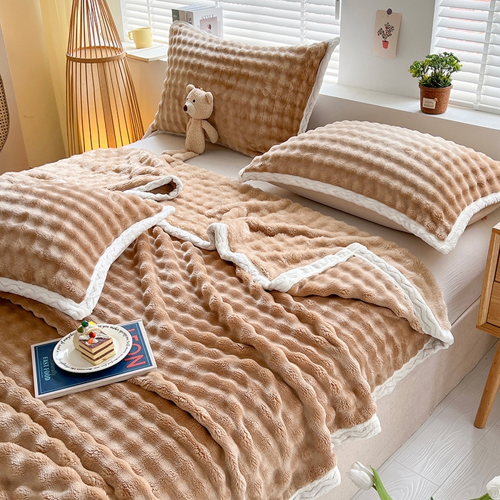 91家纺网 家纺一手货源 找家纺 栩裕纺织 2025新款简约仿兔毛泡泡绒毛毯系列-包边款 咖色