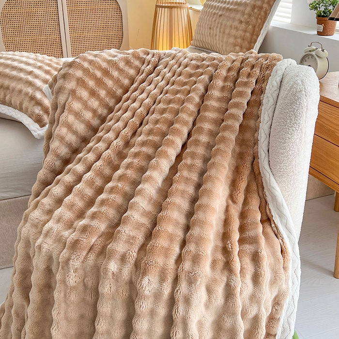 91家纺网 家纺一手货源 找家纺 栩裕纺织 2025新款简约仿兔毛泡泡绒毛毯系列-包边款 咖色