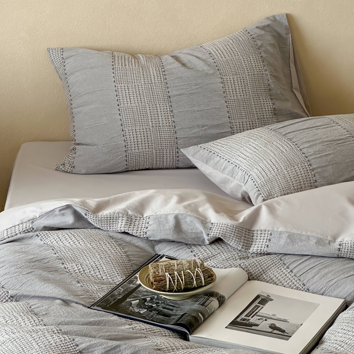 91家纺网 家纺一手货源 找家纺 云上 2025新款法式全棉纯棉串绳华夫格四件套 串绳-烟灰