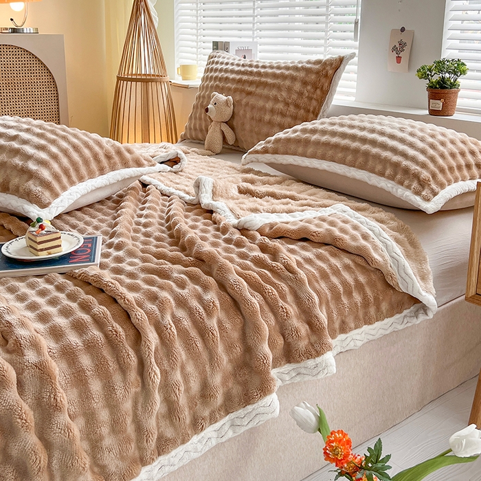 91家纺网 家纺一手货源 找家纺 栩裕纺织 2025新款简约仿兔毛泡泡绒毛毯系列-包边款 咖色