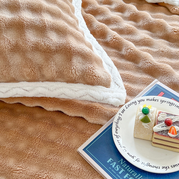 91家纺网 家纺一手货源 找家纺 栩裕纺织 2025新款简约仿兔毛泡泡绒毛毯系列-包边款 咖色