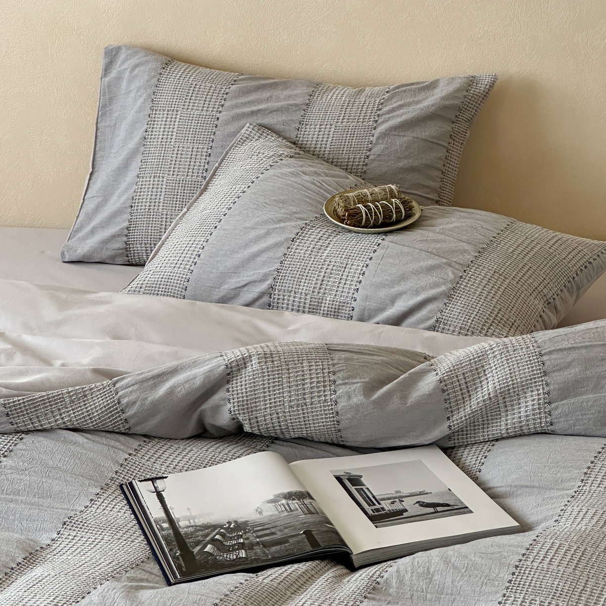 91家纺网 家纺一手货源 找家纺 云上 2025新款法式全棉纯棉串绳华夫格四件套 串绳-烟灰