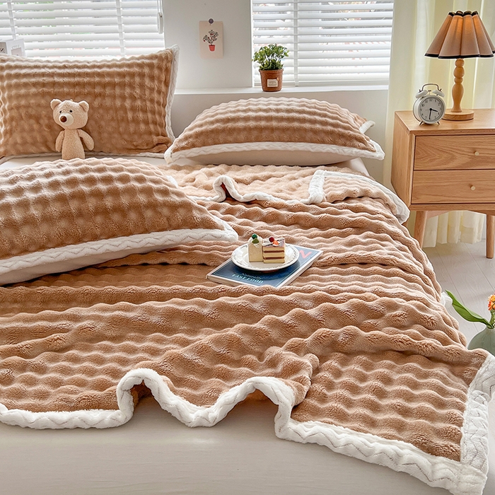 91家纺网 家纺一手货源 找家纺 栩裕纺织 2025新款简约仿兔毛泡泡绒毛毯系列-包边款 咖色