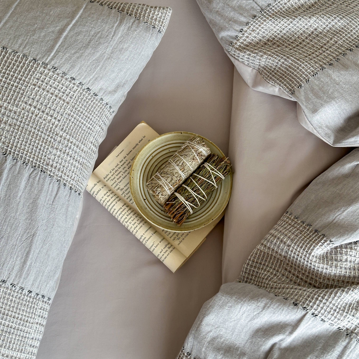 91家纺网 家纺一手货源 找家纺 云上 2025新款法式全棉纯棉串绳华夫格四件套 串绳-烟灰