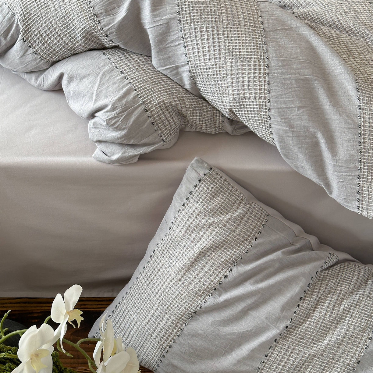 91家纺网 家纺一手货源 找家纺 云上 2025新款法式全棉纯棉串绳华夫格四件套 串绳-烟灰