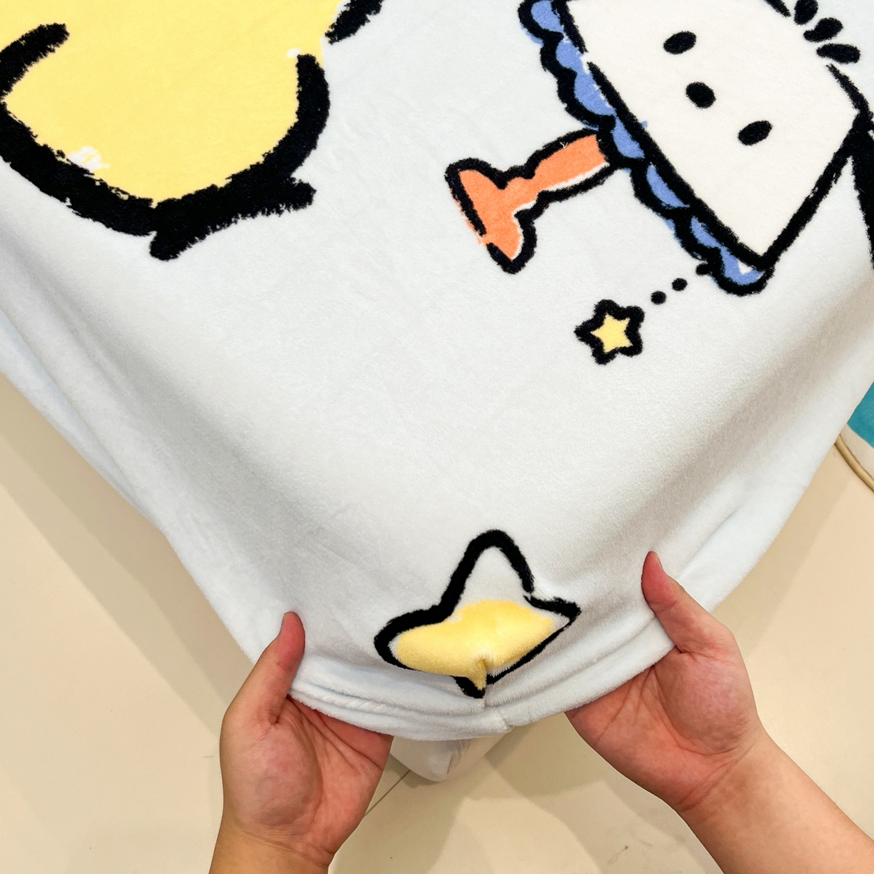 91家纺网 家纺一手货源 找家纺 金爱家 2025新款大版三丽鸥高克重牛奶绒保暖床笠 绒单品-香蕉怕洽狗