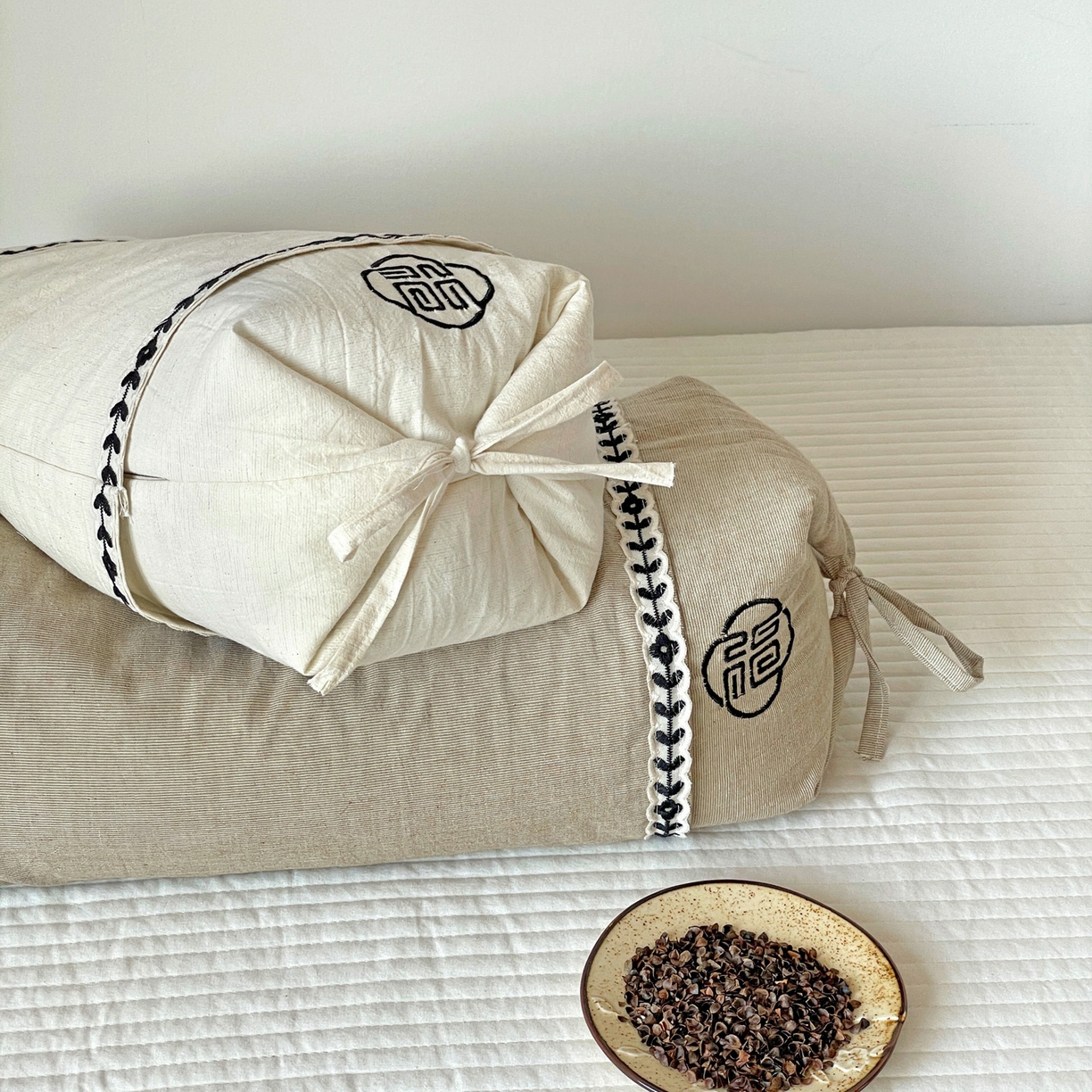 91家纺网 家纺一手货源 找家纺 （总）亦帆枕芯 2025新款刺绣棉麻可调节高低两用荞麦枕头枕芯可拆洗枕芯加枕套