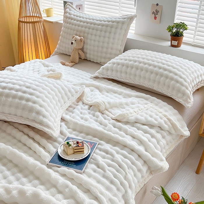 91家纺网 家纺一手货源 找家纺 栩裕纺织 2025新款简约仿兔毛泡泡绒毛毯系列-包边款 米白