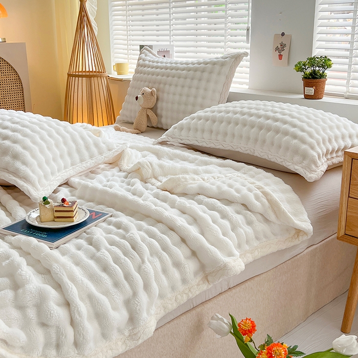 91家纺网 家纺一手货源 找家纺 栩裕纺织 2025新款简约仿兔毛泡泡绒毛毯系列-包边款 米白