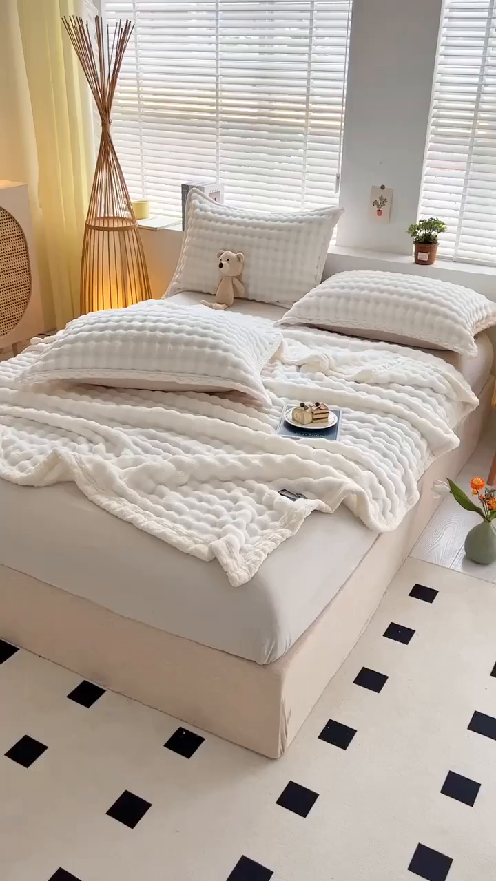 91家纺网 家纺一手货源 找家纺 栩裕纺织 2025新款简约仿兔毛泡泡绒毛毯系列-包边款 米白