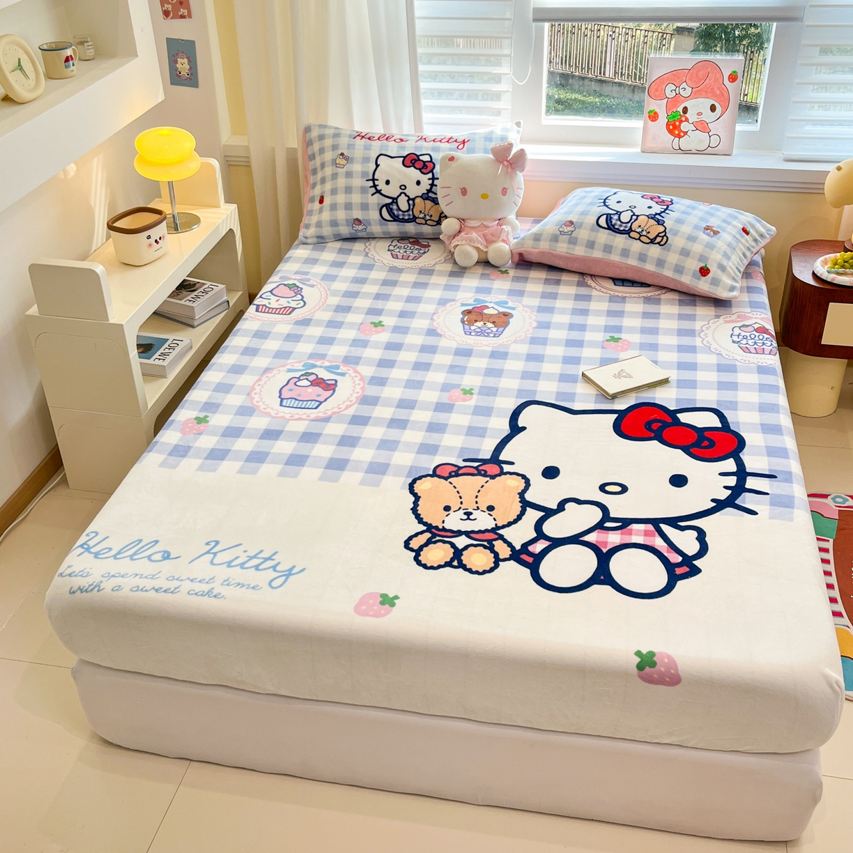 91家纺网 家纺一手货源 找家纺 金爱家 2025新款大版三丽鸥高克重牛奶绒保暖床笠 绒单品-kt和熊