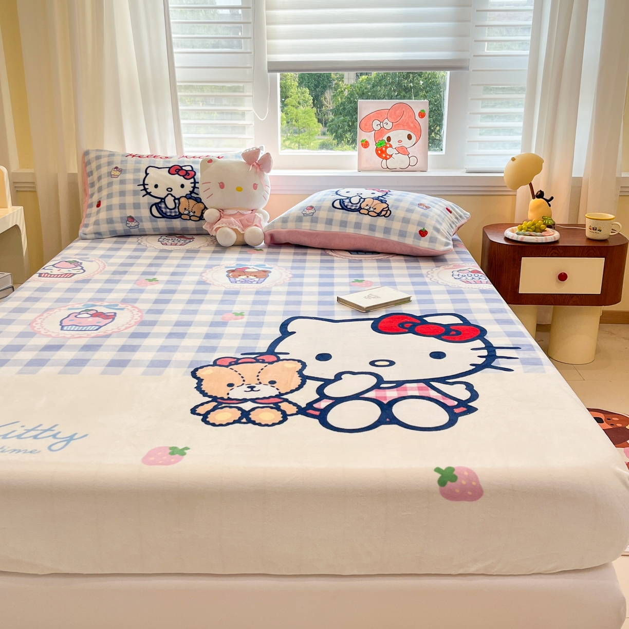 91家纺网 家纺一手货源 找家纺 金爱家 2025新款大版三丽鸥高克重牛奶绒保暖床笠 绒单品-kt和熊