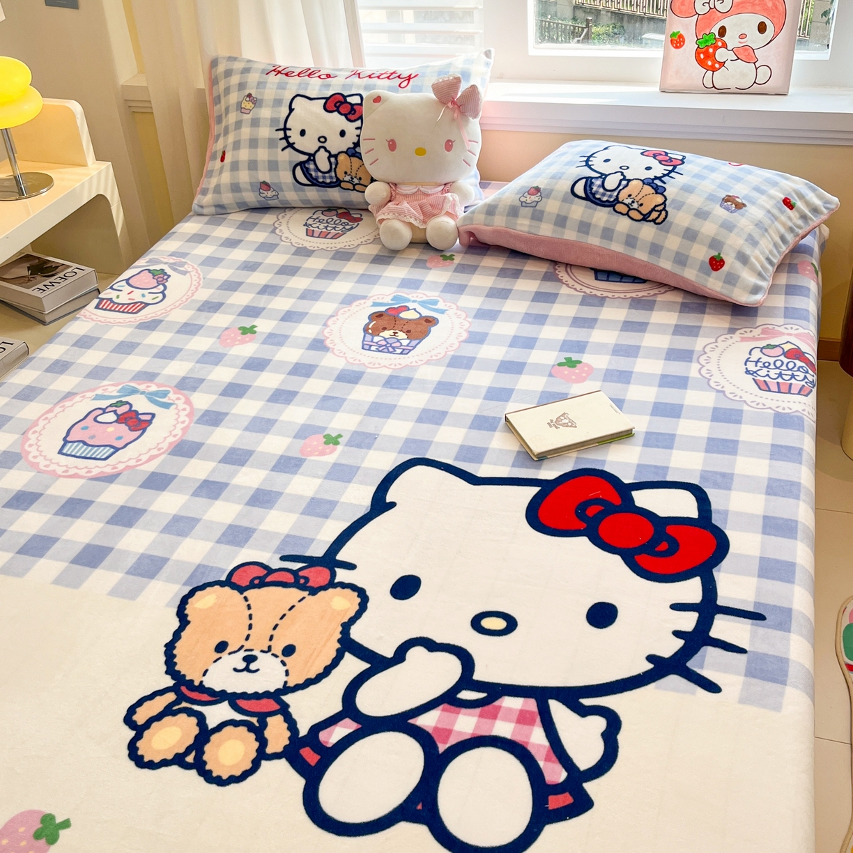 91家纺网 家纺一手货源 找家纺 金爱家 2025新款大版三丽鸥高克重牛奶绒保暖床笠 绒单品-kt和熊