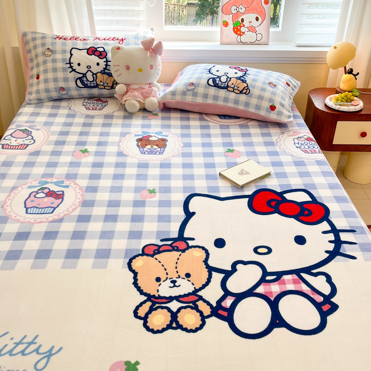 91家纺网 家纺一手货源 找家纺 金爱家 2025新款大版三丽鸥高克重牛奶绒保暖床笠 绒单品-kt和熊