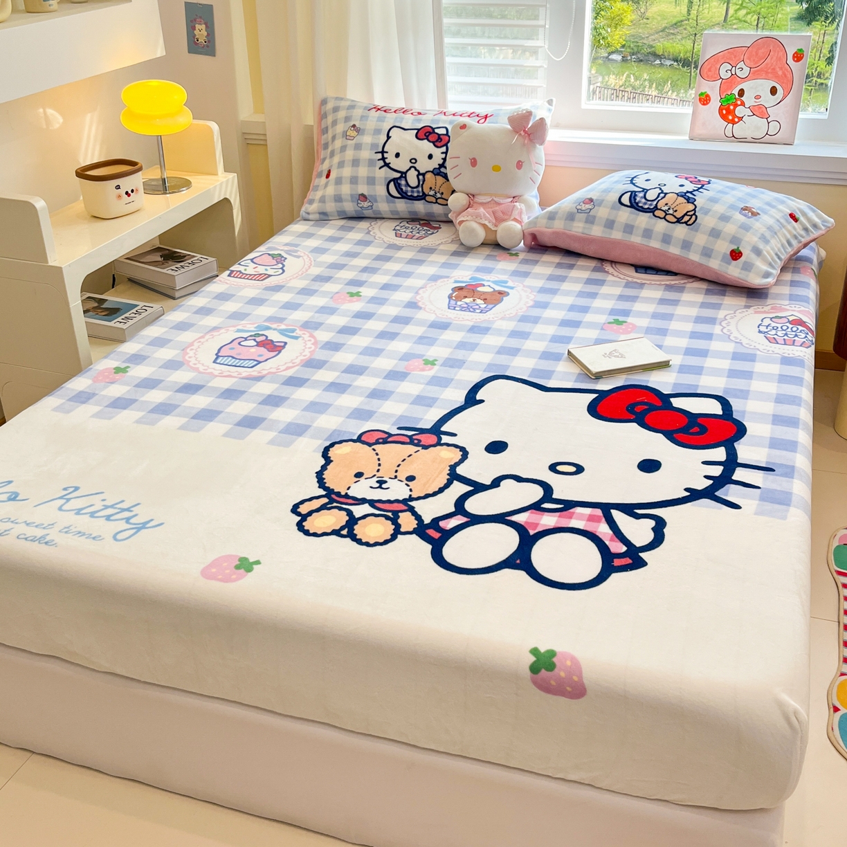 91家纺网 家纺一手货源 找家纺 金爱家 2025新款大版三丽鸥高克重牛奶绒保暖床笠 绒单品-kt和熊