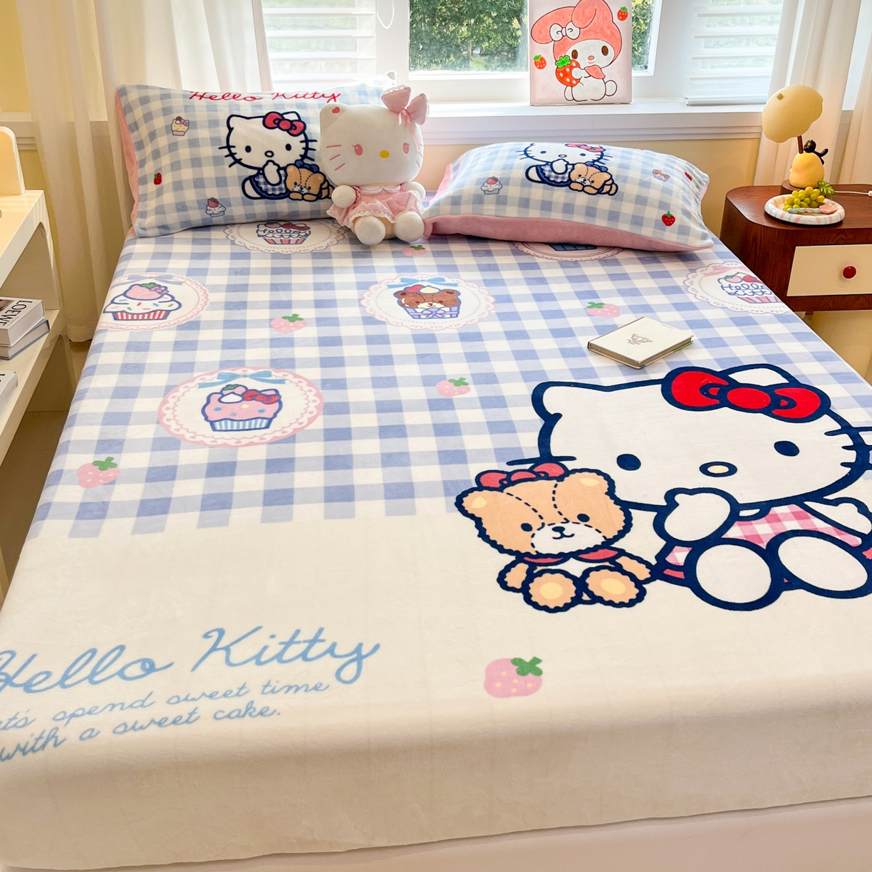 91家纺网 家纺一手货源 找家纺 金爱家 2025新款大版三丽鸥高克重牛奶绒保暖床笠 绒单品-kt和熊