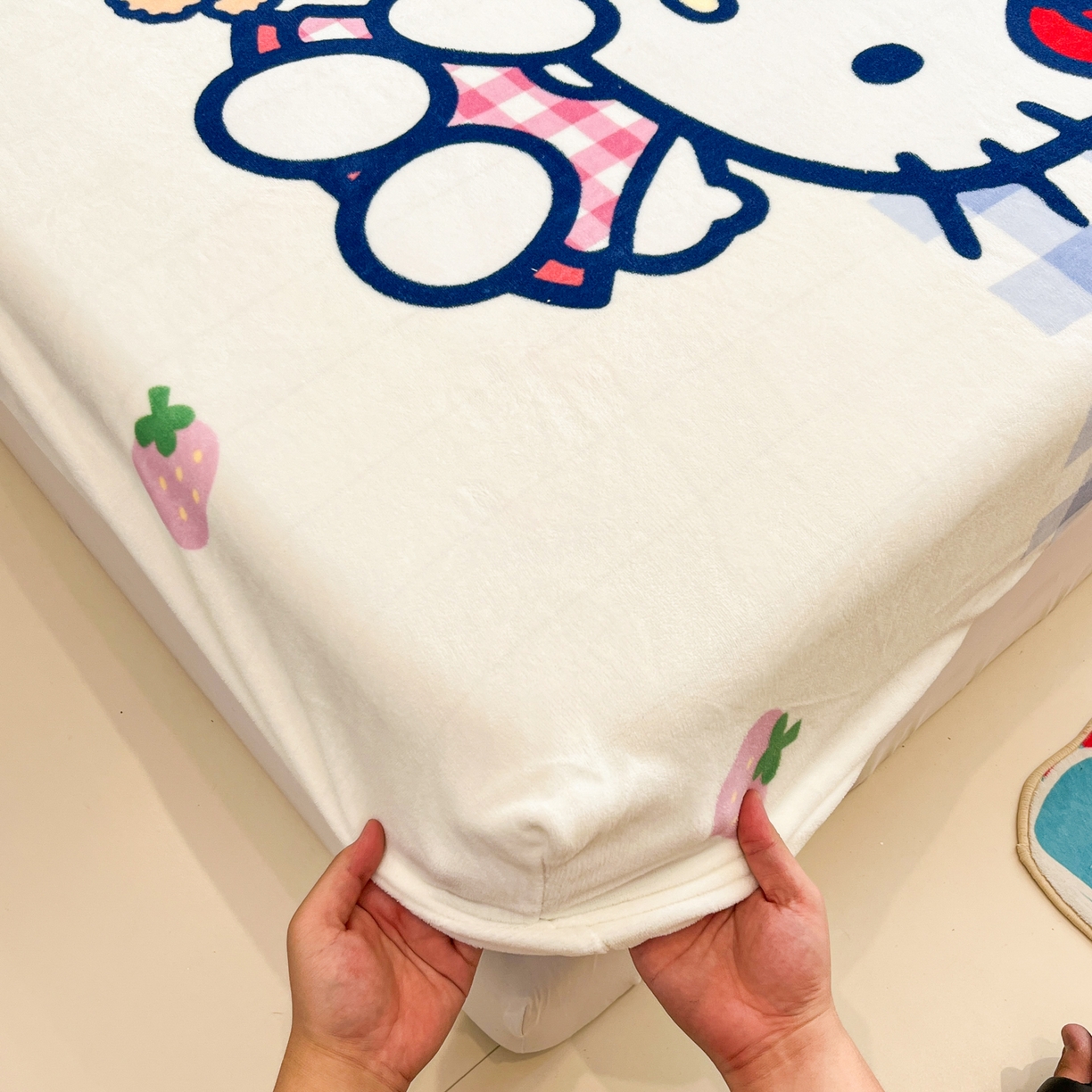 91家纺网 家纺一手货源 找家纺 金爱家 2025新款大版三丽鸥高克重牛奶绒保暖床笠 绒单品-kt和熊