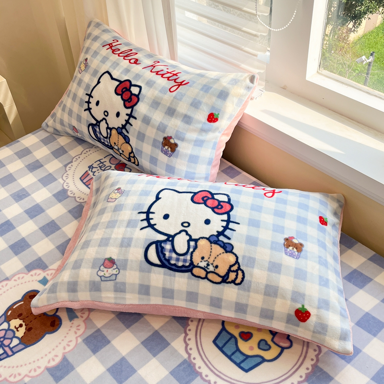 91家纺网 家纺一手货源 找家纺 金爱家 2025新款大版三丽鸥高克重牛奶绒保暖床笠 绒单品-kt和熊