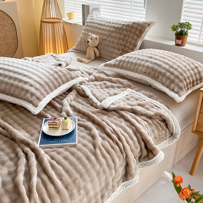 91家纺网 家纺一手货源 找家纺 栩裕纺织 2025新款简约仿兔毛泡泡绒毛毯系列-包边款 浅驼