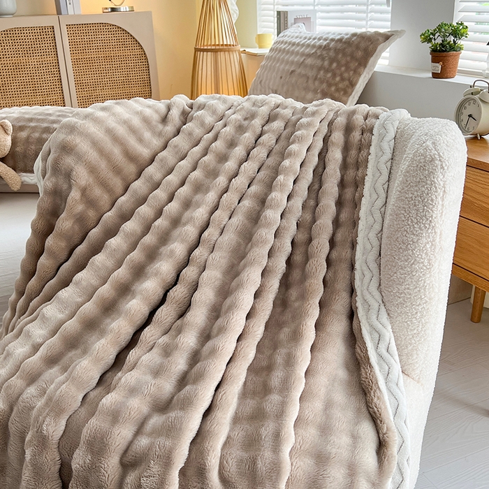 91家纺网 家纺一手货源 找家纺 栩裕纺织 2025新款简约仿兔毛泡泡绒毛毯系列-包边款 浅驼