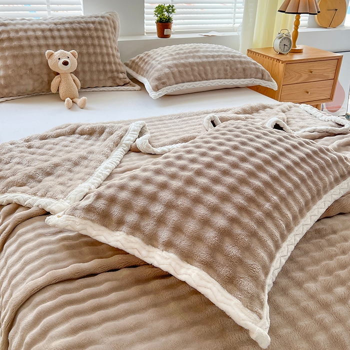 91家纺网 家纺一手货源 找家纺 栩裕纺织 2025新款简约仿兔毛泡泡绒毛毯系列-包边款 浅驼