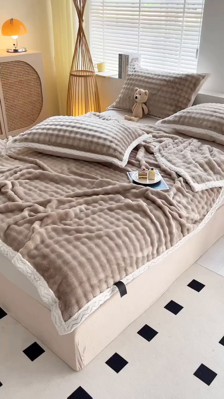 91家纺网 家纺一手货源 找家纺 栩裕纺织 2025新款简约仿兔毛泡泡绒毛毯系列-包边款 浅驼