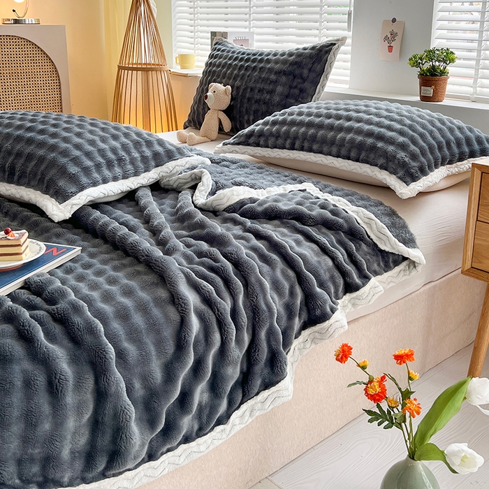 91家纺网 家纺一手货源 找家纺 栩裕纺织 2025新款简约仿兔毛泡泡绒毛毯系列-包边款 深灰