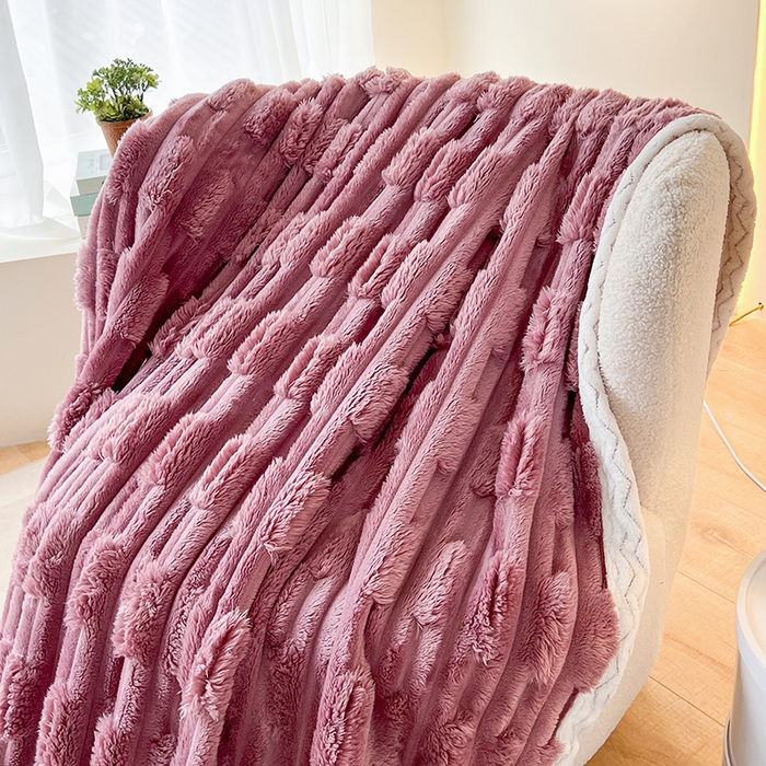 91家纺网 家纺一手货源 找家纺 栩裕纺织 2025新款仿裘皮兔绒毛毯竹节绒包边款 典雅紫