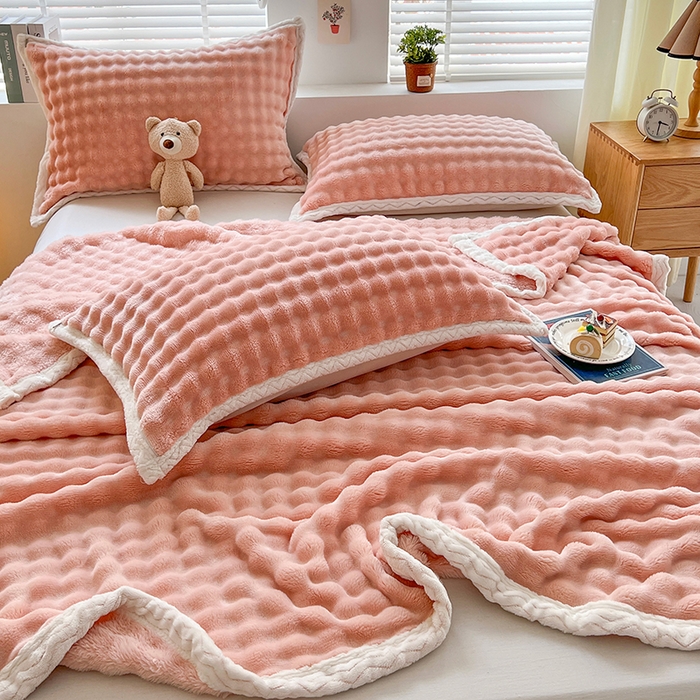 91家纺网 家纺一手货源 找家纺 栩裕纺织 2025新款简约仿兔毛泡泡绒毛毯系列-包边款 樱花粉