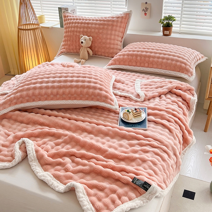 91家纺网 家纺一手货源 找家纺 栩裕纺织 2025新款简约仿兔毛泡泡绒毛毯系列-包边款 樱花粉