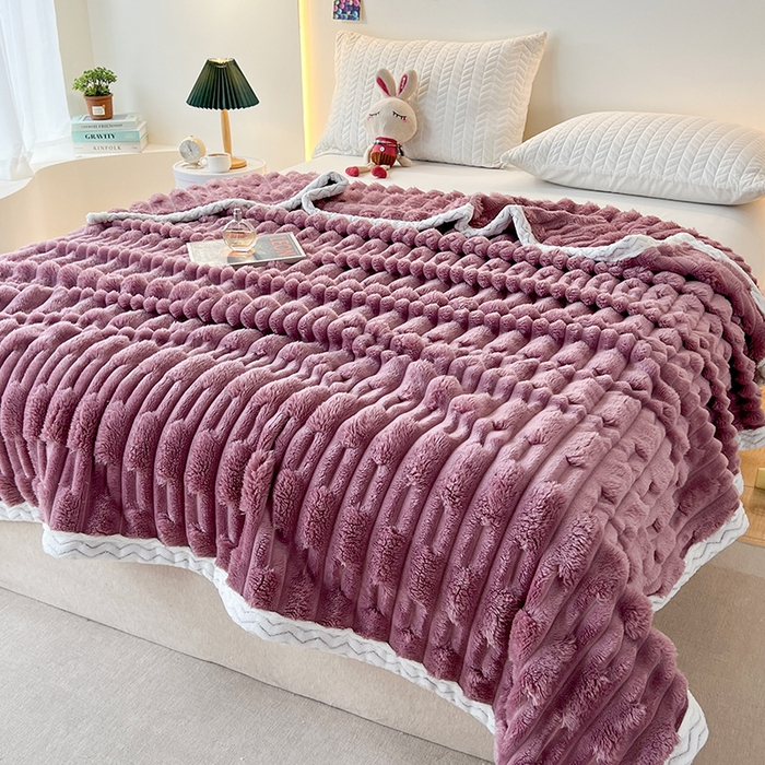 91家纺网 家纺一手货源 找家纺 栩裕纺织 2025新款仿裘皮兔绒毛毯竹节绒包边款 典雅紫