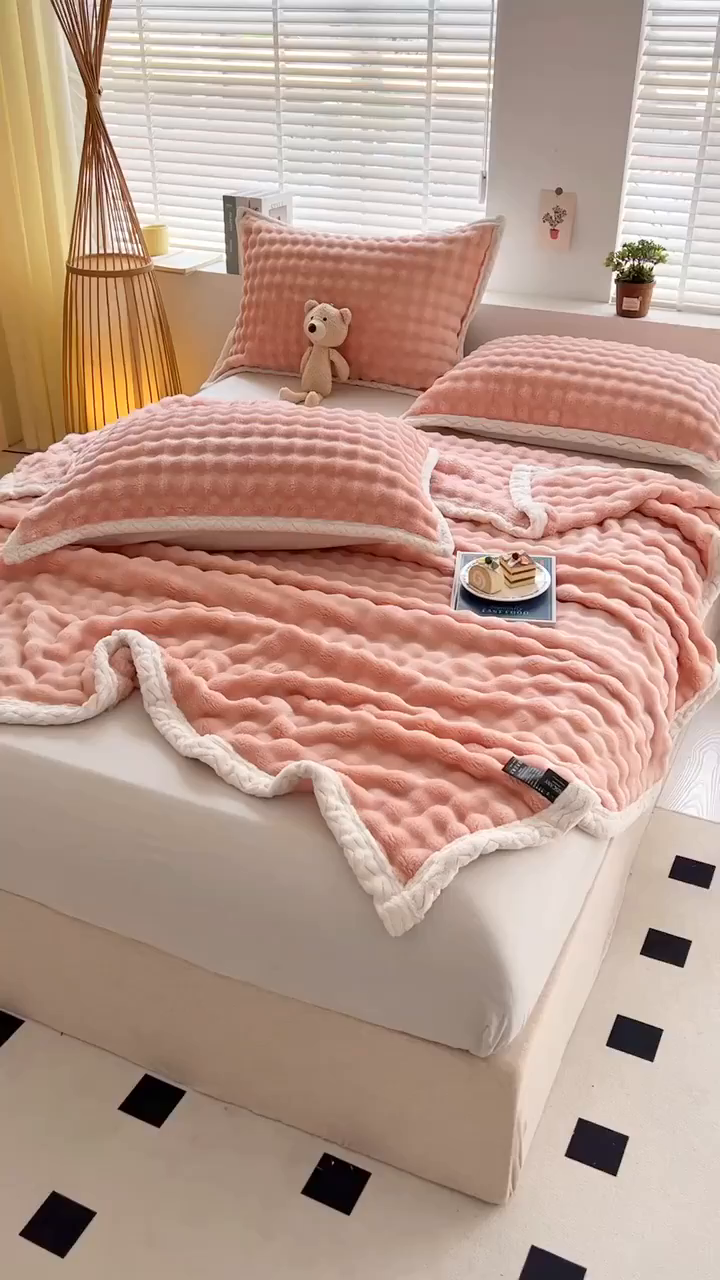 91家纺网 家纺一手货源 找家纺 栩裕纺织 2025新款简约仿兔毛泡泡绒毛毯系列-包边款 樱花粉