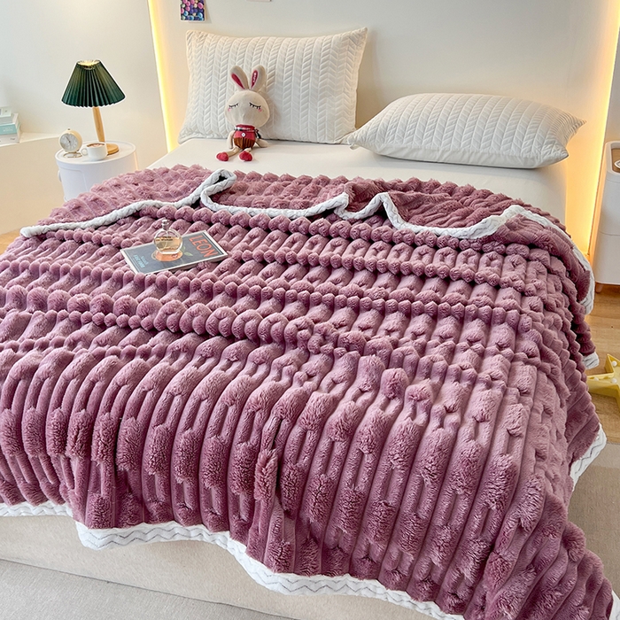 91家纺网 家纺一手货源 找家纺 栩裕纺织 2025新款仿裘皮兔绒毛毯竹节绒包边款 典雅紫