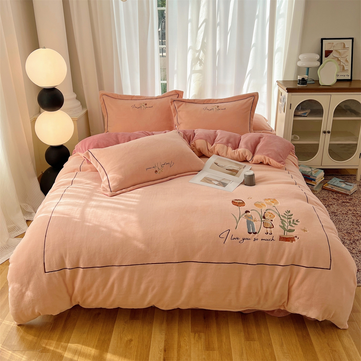 91家纺网 家纺一手货源 找家纺 丽涵家纺 2025新款全工艺消光锦芙绒绣花四件套 粉豆沙