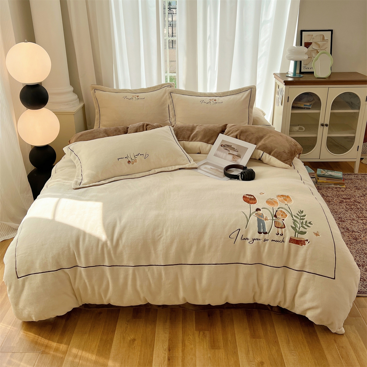 91家纺网 家纺一手货源 找家纺 丽涵家纺 2025新款全工艺消光锦芙绒绣花四件套 奶白咖