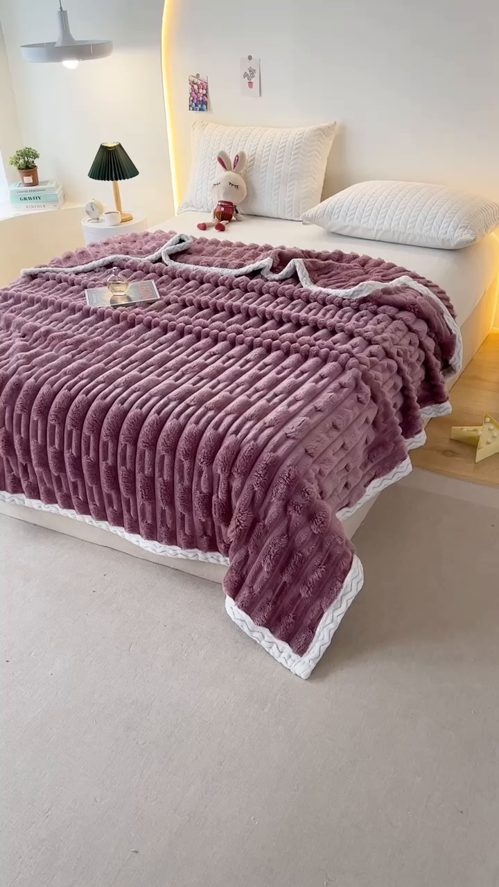 91家纺网 家纺一手货源 找家纺 栩裕纺织 2025新款仿裘皮兔绒毛毯竹节绒包边款 典雅紫