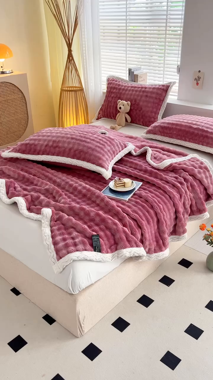 91家纺网 家纺一手货源 找家纺 栩裕纺织 2025新款简约仿兔毛泡泡绒毛毯系列-包边款 安娜紫