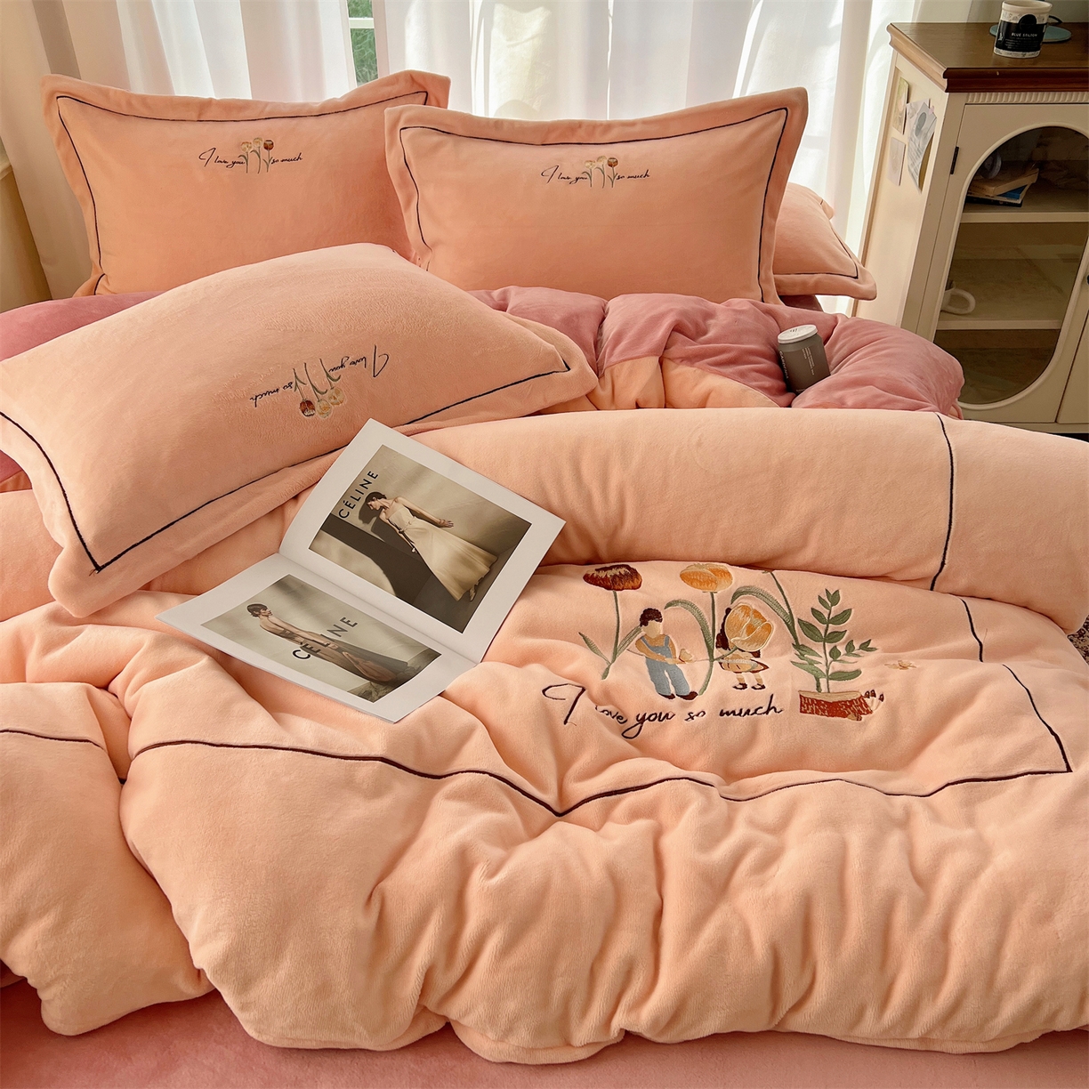 91家纺网 家纺一手货源 找家纺 丽涵家纺 2025新款全工艺消光锦芙绒绣花四件套 粉豆沙