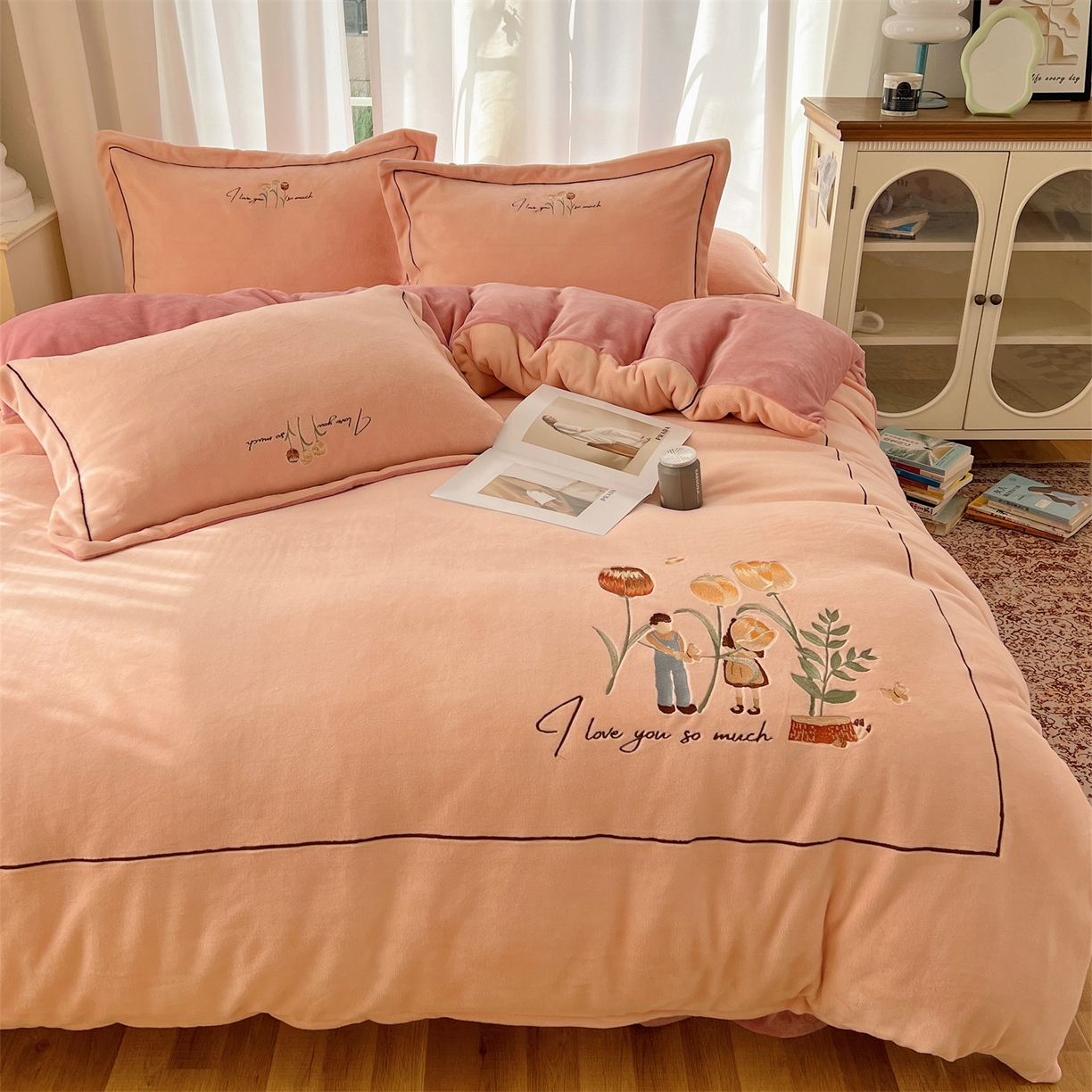 91家纺网 家纺一手货源 找家纺 丽涵家纺 2025新款全工艺消光锦芙绒绣花四件套 粉豆沙