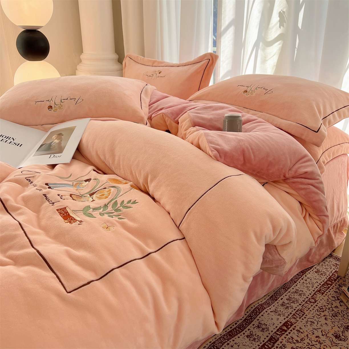 91家纺网 家纺一手货源 找家纺 丽涵家纺 2025新款全工艺消光锦芙绒绣花四件套 粉豆沙