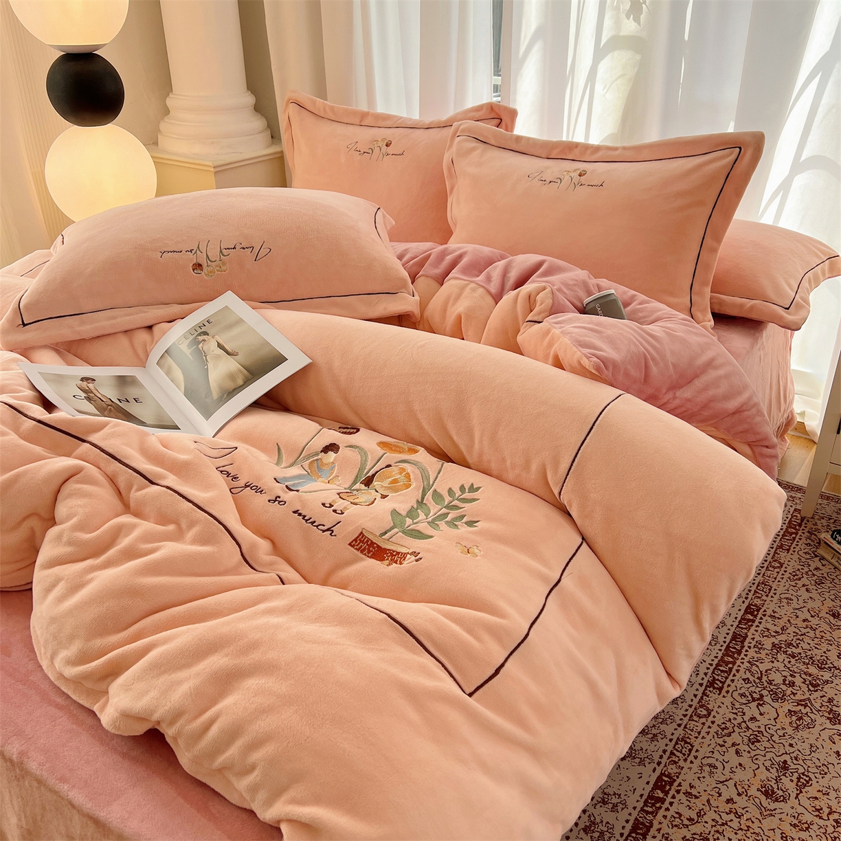 91家纺网 家纺一手货源 找家纺 丽涵家纺 2025新款全工艺消光锦芙绒绣花四件套 粉豆沙