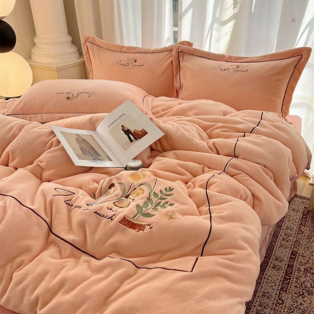 91家纺网 家纺一手货源 找家纺 丽涵家纺 2025新款全工艺消光锦芙绒绣花四件套 粉豆沙