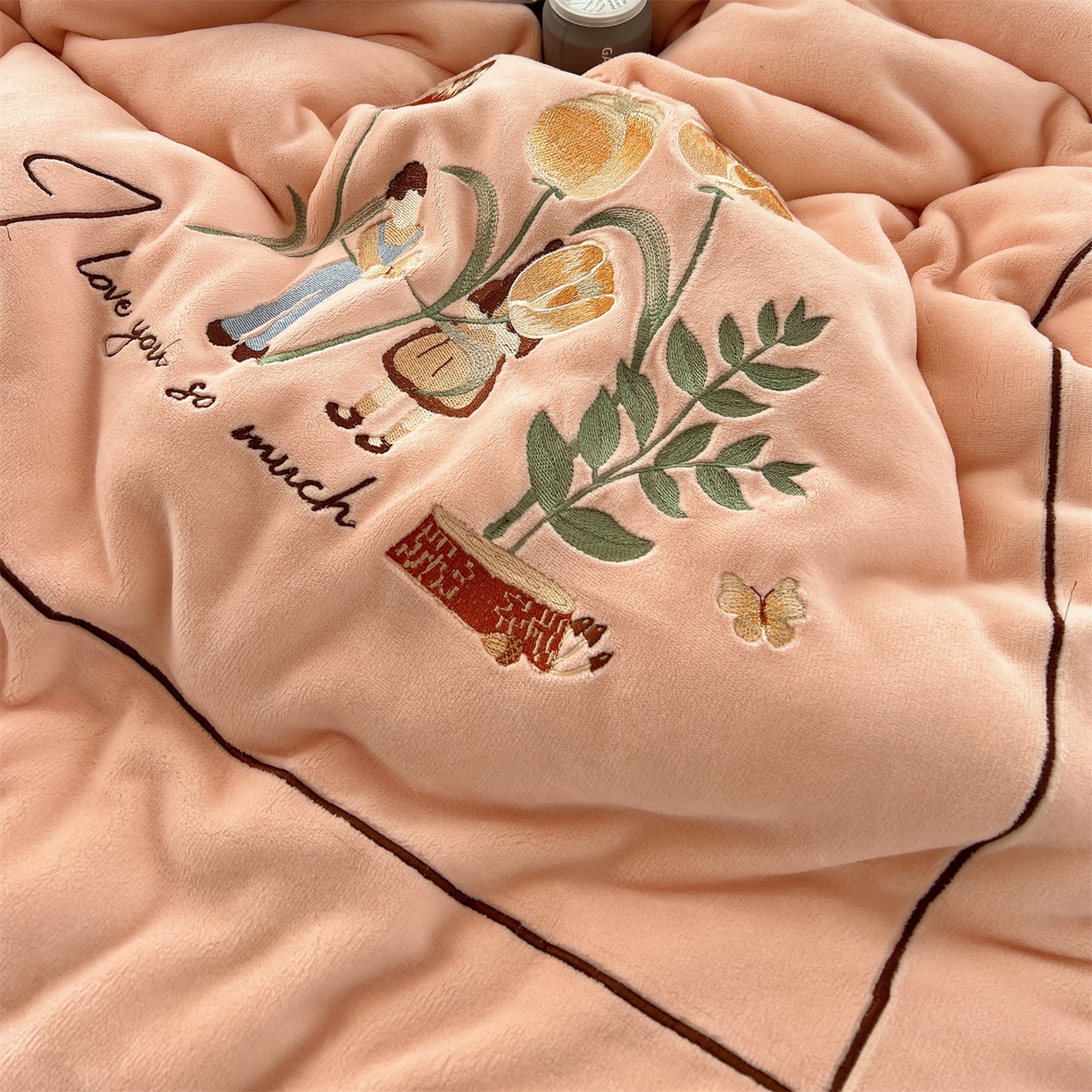 91家纺网 家纺一手货源 找家纺 丽涵家纺 2025新款全工艺消光锦芙绒绣花四件套 粉豆沙