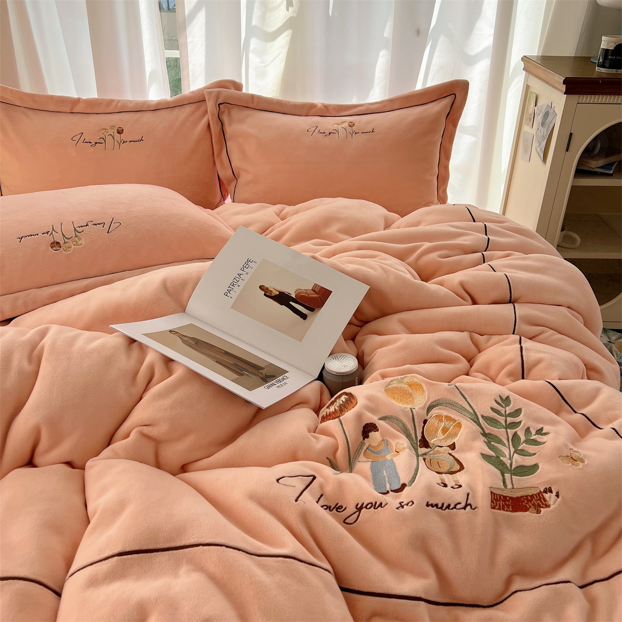 91家纺网 家纺一手货源 找家纺 丽涵家纺 2025新款全工艺消光锦芙绒绣花四件套 粉豆沙