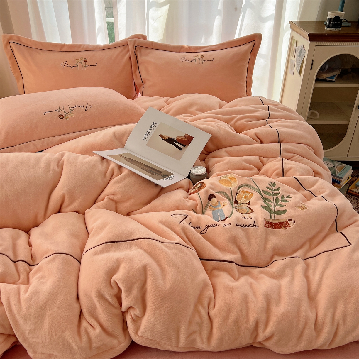 91家纺网 家纺一手货源 找家纺 丽涵家纺 2025新款全工艺消光锦芙绒绣花四件套 粉豆沙