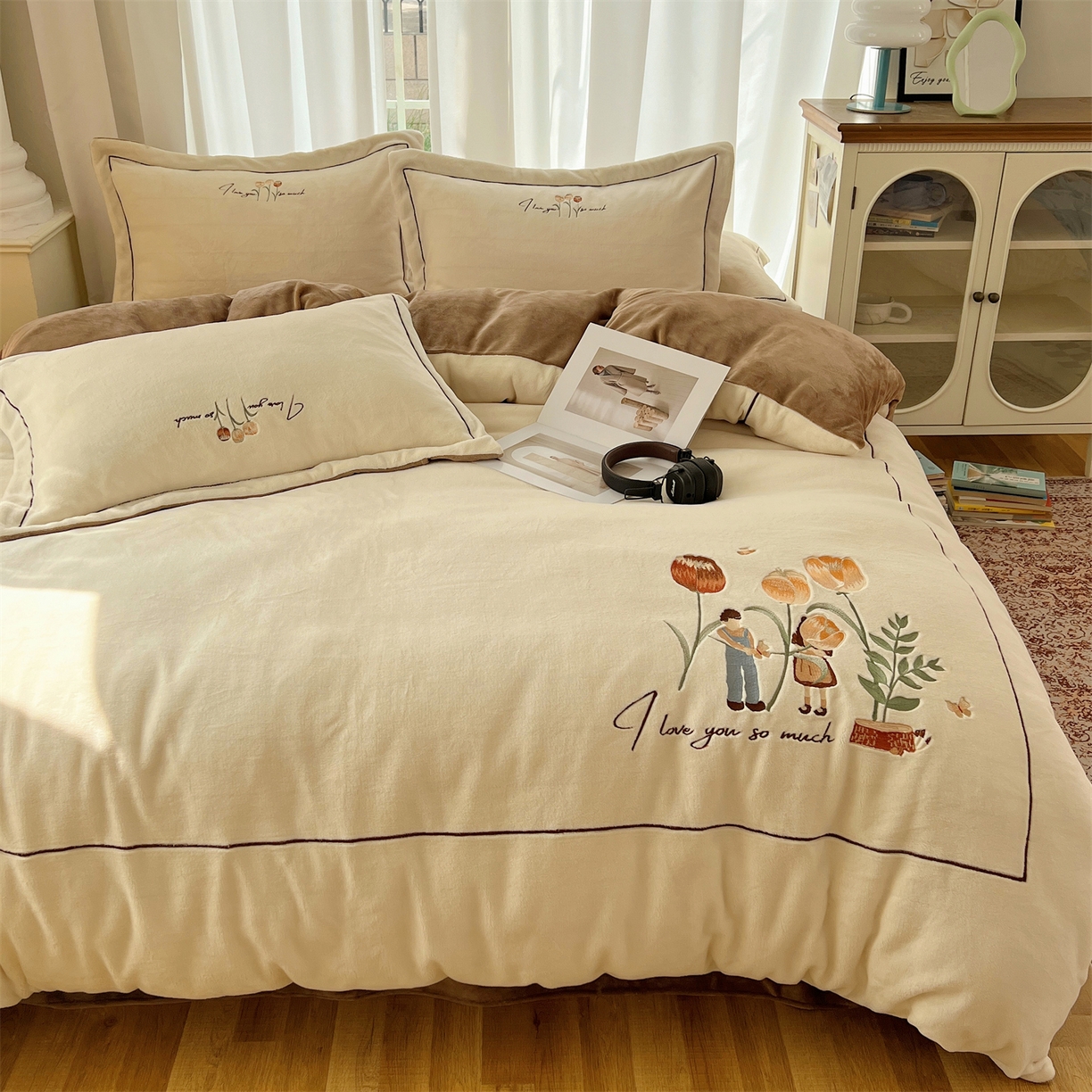 91家纺网 家纺一手货源 找家纺 丽涵家纺 2025新款全工艺消光锦芙绒绣花四件套 奶白咖